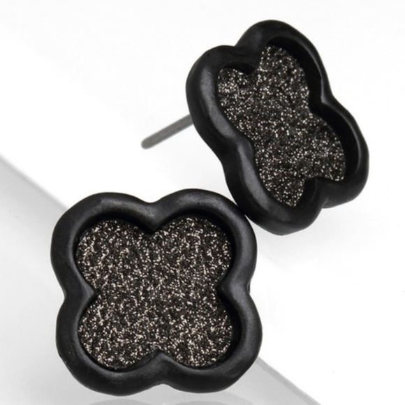 Luxe Rose Gold Clover Earrings - Picture 3 of 4